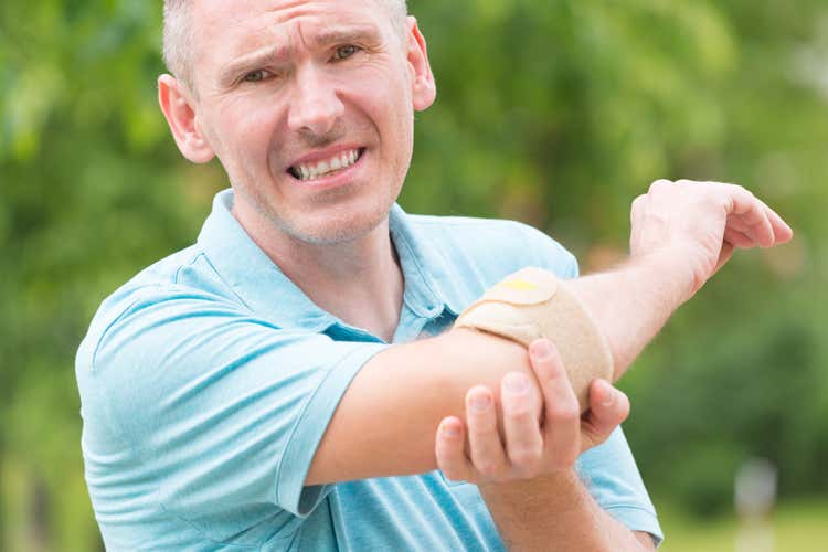 Il gomito del tennista è invalidante Curare la postura per prevenirlo Il gomito del tennista è invalidante Curare la postura per prevenirlo