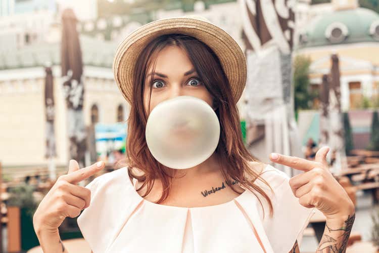 Il chewing gum compie 150 anni 
ed entra nella guerra dei dazi