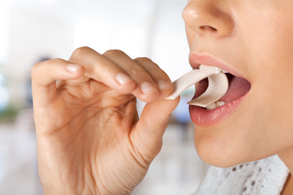 Un inaspettato alleato di benessere per denti e sorriso? Il chewing gum I chewing gum senza zucchero fanno bene ai denti: lo dice la scienza
