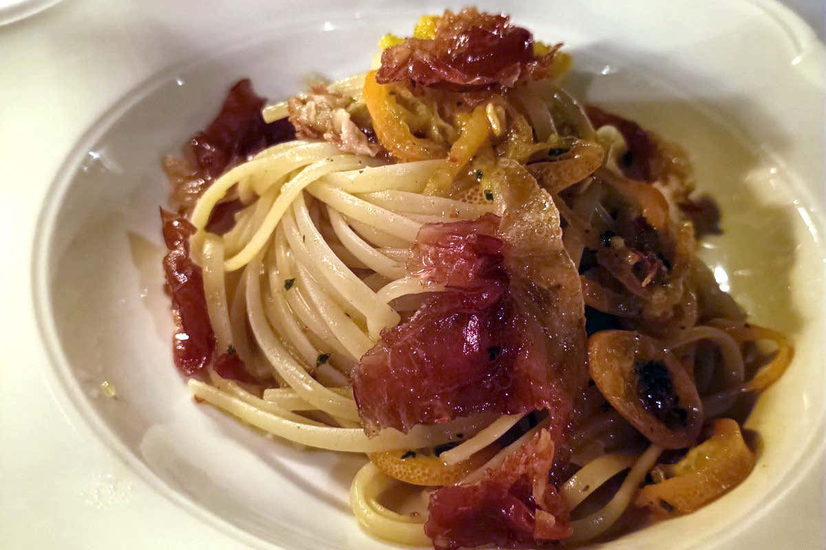 Linguine Felicetti con kumquat, peperoncino, prezzemolo e bottarga di speck