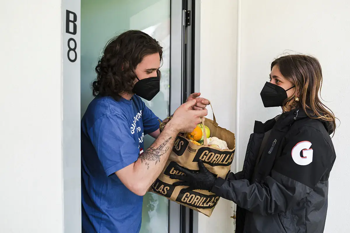 Una consegna di Gorillas A Bergamo la spesa arriva a casa in 10 minuti grazie a Gorillas