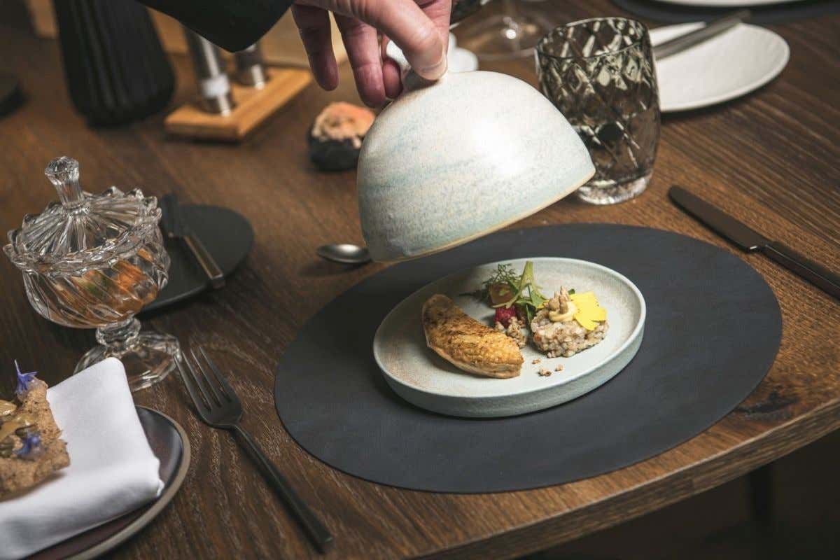 L'executive chef Andrea Moccia firma la tavola del ristorante Granbaita Gourmet L'executive chef Andrea Moccia firma la tavola del ristorante Granbaita Gourmet