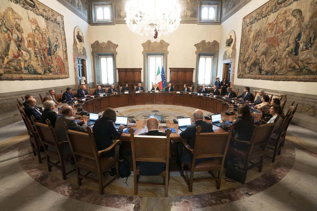 Il consiglio dei ministri approva il decreto aiuti quater (foto Italpress) Tetto al contante a 5mila euro e bollette a rate per le imprese: le novità del Decreto aiuti