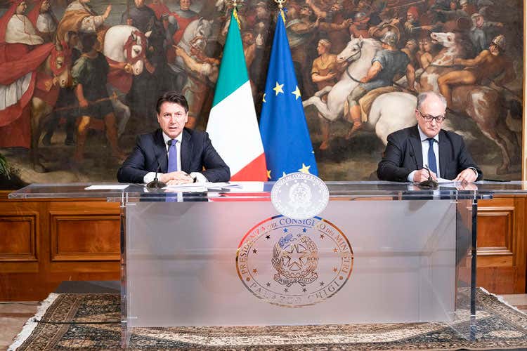 Giuseppe Conte e il ministro dell'Economia Roberto Gualtieri - Dal Governo 4 mld di risarcimenti Ma con le strette ne servono di più