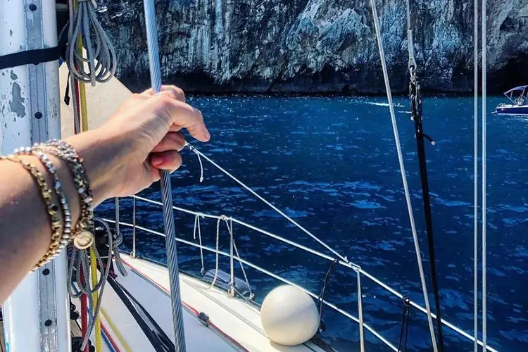 L&rsquo;esclusiva escursione in barca alla scoperta delle grotte Scoprire le grotte del Salento a bordo di un gozzo storico