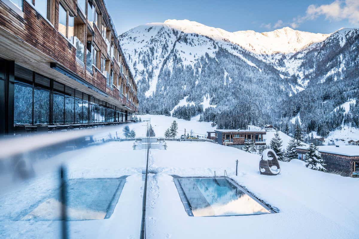 Piscina innevata al Gradonna Mountain Resort&nbsp; Gradonna Mountain, un eco resort... da premio