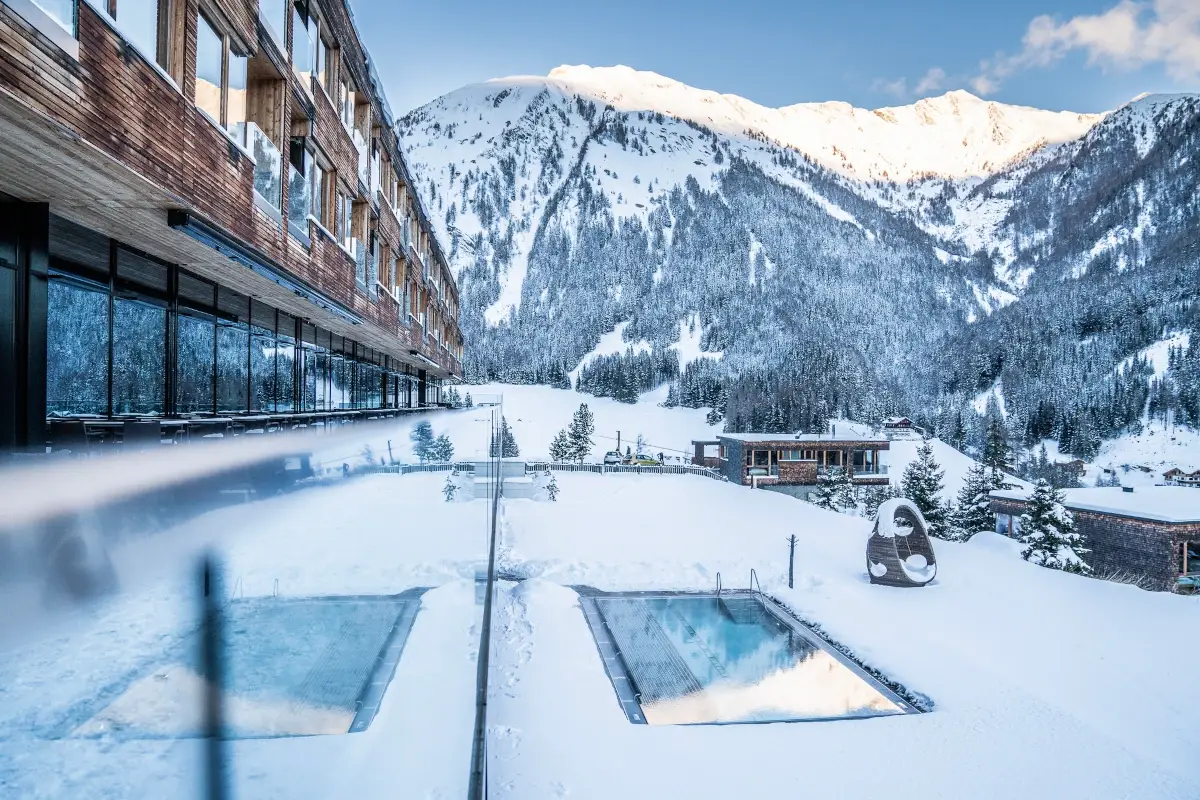 Piscina innevata al Gradonna Mountain Resort&nbsp; Gradonna Mountain, un eco resort... da premio