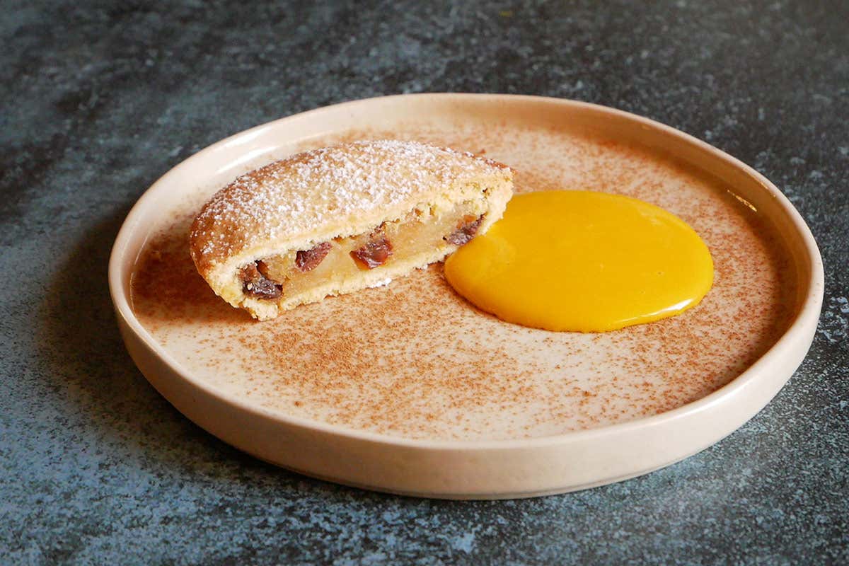 Crostatina di mele con salsa allo zabaglione e cannella Al Gramsci di Torino cucina contemporanea e pizza di ricerca