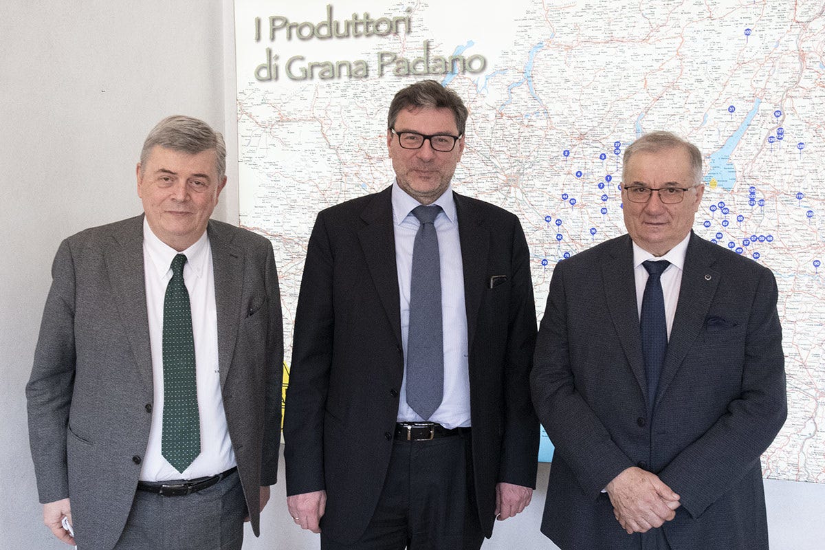 Da sinistra Stefano Berni, Giancarlo Giorgetti, Renato Zaghini Grana Padano al ministro Giorgetti: “Più tutela per Dop e Igp”