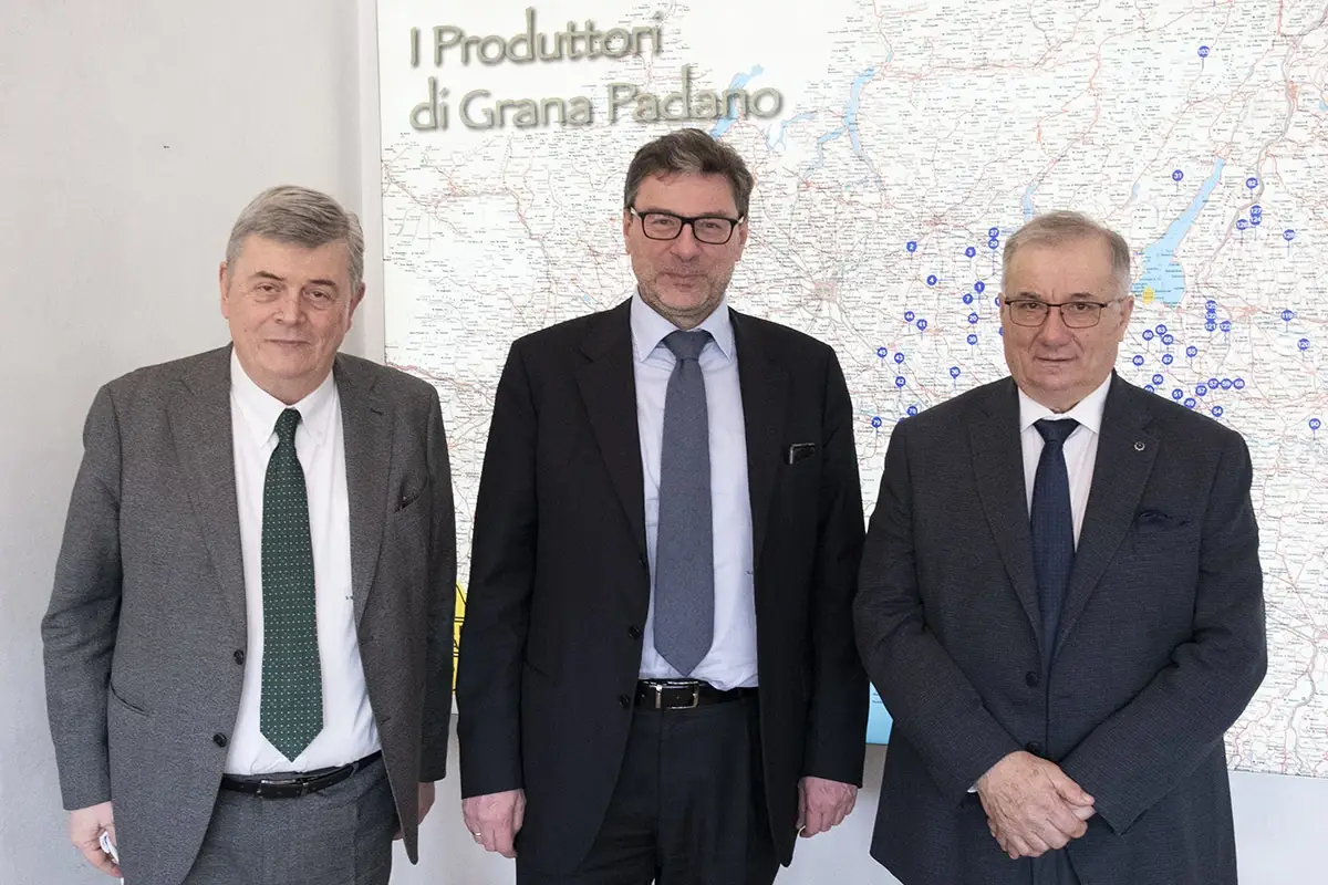 Da sinistra Stefano Berni, Giancarlo Giorgetti, Renato Zaghini Grana Padano al ministro Giorgetti: &ldquo;Pi&ugrave; tutela per Dop e Igp&rdquo;