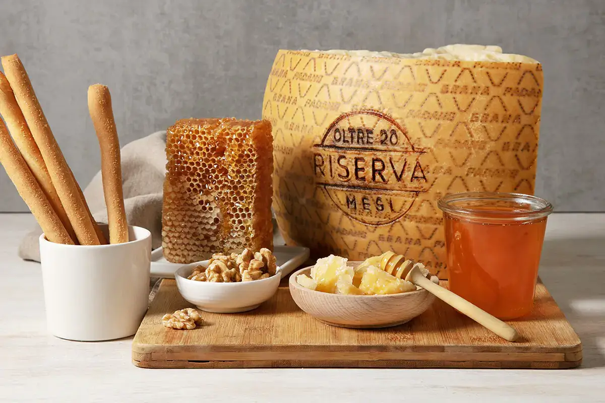 Una fetta di Grana Padano (Fonte: Facebook) Parmigiano e Grana insieme contro le etichette a semaforo