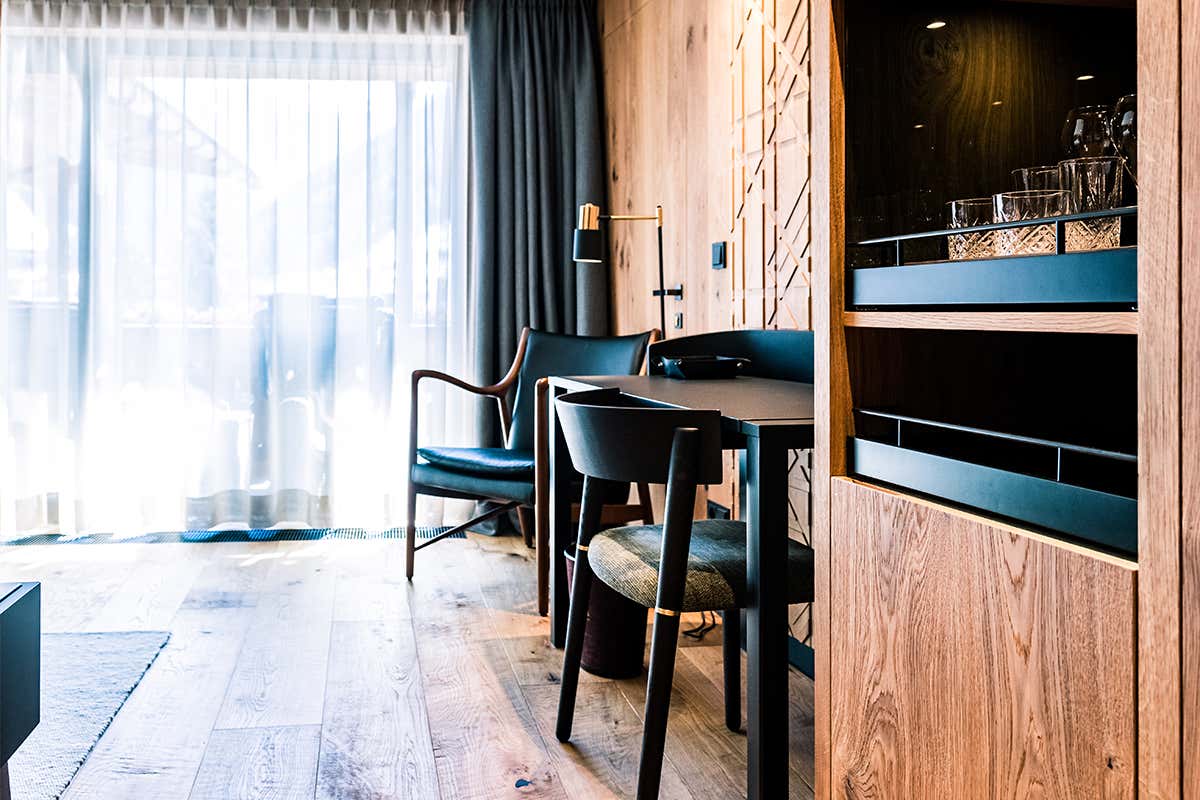 Le 35 lussuose camere e suite sono state ridisegnate riprendendo il design della casa Granbaita, un 5 stelle a Selva per design, cucina e wellness Le 35 lussuose camere e suite sono state ridisegnate riprendendo il design della casa Granbaita, un 5 stelle a Selva per design, cucina e wellness