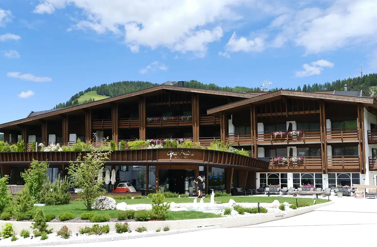 L'hotel immerso nel verde Estate fra benessere, vita attiva e buona tavola