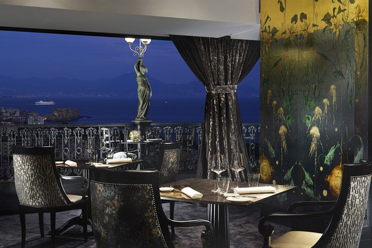 (Il Grand Hotel Parkers’ si regala GeorgeUn nuovo ristorante sul Golfo di Napoli)