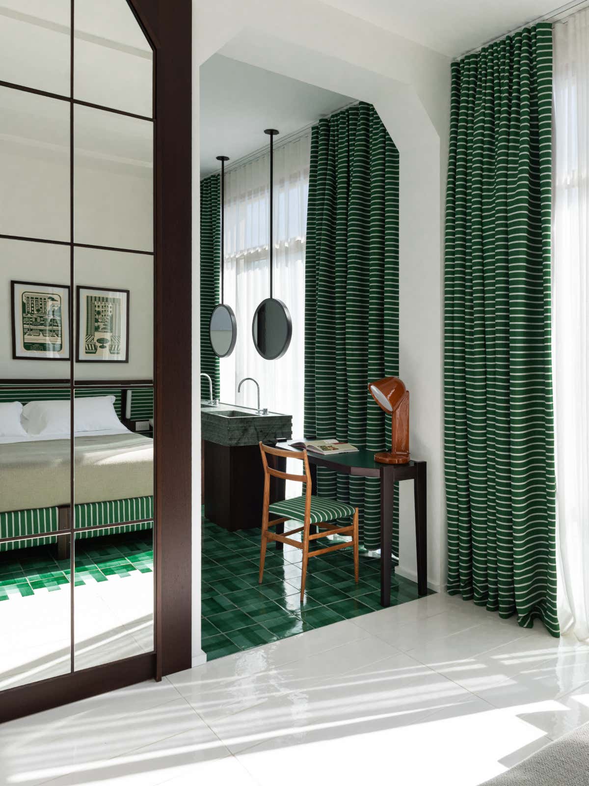 Le camere e i bagni del rinnovato Gran Hotel Flora, impreziosite da ceramiche vietresi