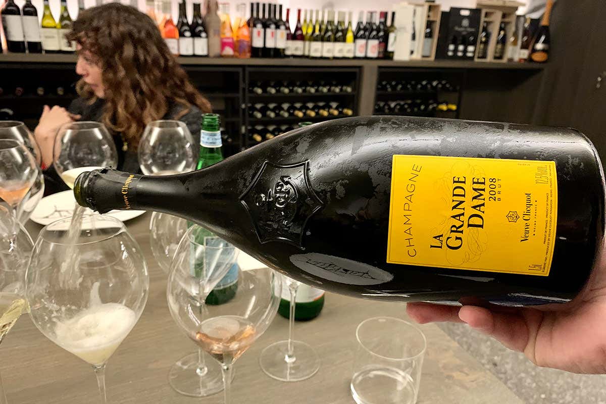 Da Confine la pizza di cucina incontra le Magnum di Veuve Clicquot