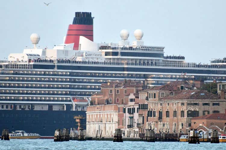 Una nave da crociera in laguna (Franceschini a Venezia «Mai più grandi navi in laguna»)