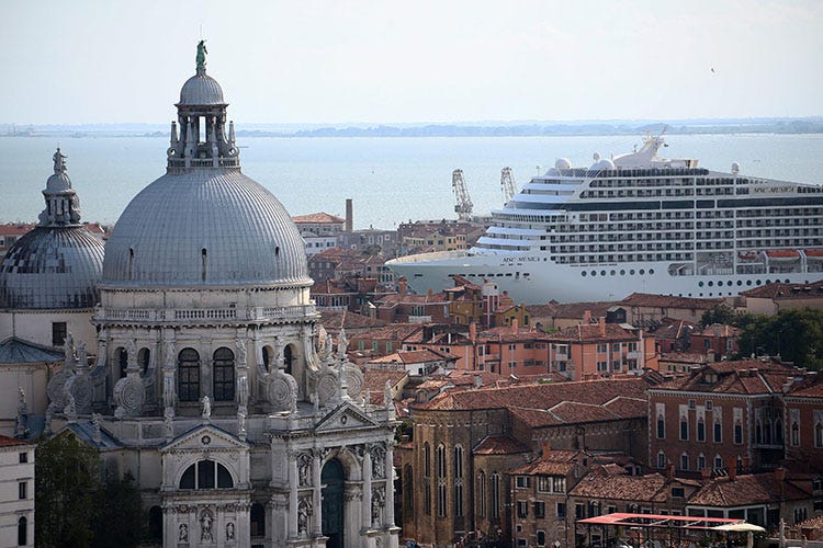 Venezia verso l'addio alle Grandi navi: in Senato il primo ok Grani navi fuori da Venezia: il sì del senato, ma strada lunga