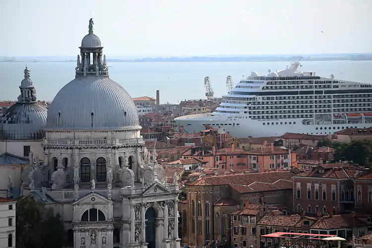 Venezia verso l'addio alle Grandi navi: in Senato il primo ok Grani navi fuori da Venezia: il s&igrave; del senato, ma strada lunga