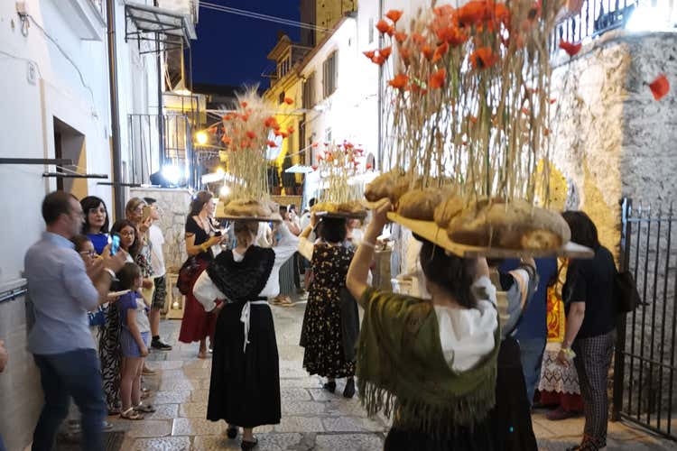 Una delle sfilate nel centro del paese (Tutta l’originalità del pane in piazza con Grani Futuri)