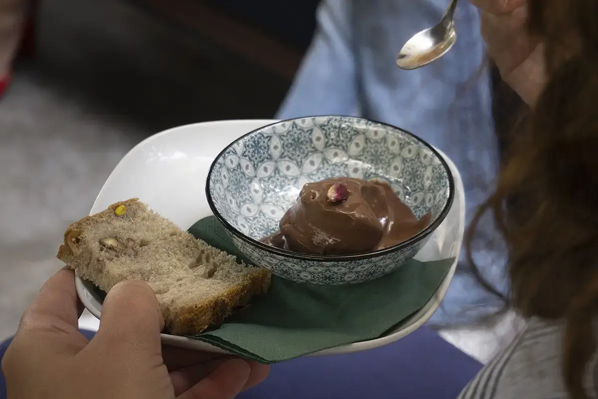 Granita al cioccolato di Modica Igp 70% con pane semintegrale di Maiorca e Perciasacchi con frutta secca. Foto: Paola Nicolosi Grani e granite all&rsquo;ombra dell&rsquo;Etna: la nuova vita della colazione catanese