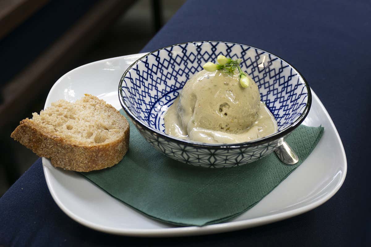 Granita al pistacchio siciliano e fiori di gelsomino con pane integrale di Russello e Timilia. Foto: Paola Nicolosi Grani e granite all’ombra dell’Etna: la nuova vita della colazione catanese