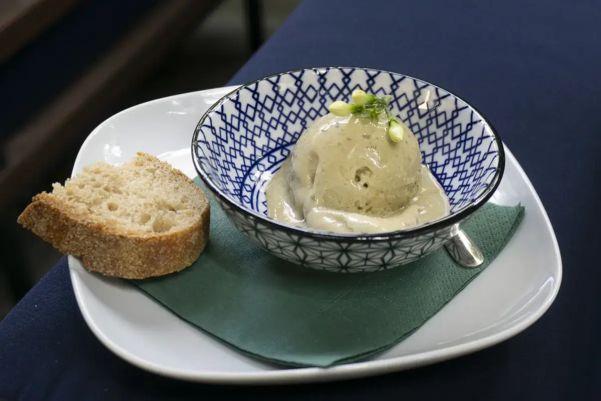 Granita al pistacchio siciliano e fiori di gelsomino con pane integrale di Russello e Timilia. Foto: Paola Nicolosi Grani e granite all&rsquo;ombra dell&rsquo;Etna: la nuova vita della colazione catanese