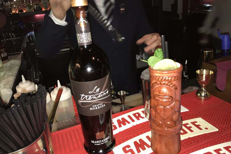 (Quando la grappa imposta l'aperitivo Il bere mix con La Trentina Marzadro)