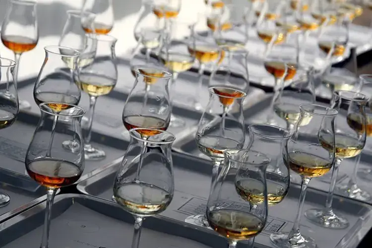 tanti colori e aromi per le grappe La grappa nella bibbia dei miscelatiStorica scelta dei barman Iba