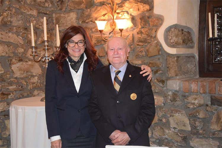 Roberta Agnelli con Ottavio Rusconi (Grecia, meta di un viaggio enoico in compagnia di Ais Bergamo) Roberta Agnelli con Ottavio Rusconi (Grecia, meta di un viaggio enoico in compagnia di Ais Bergamo)