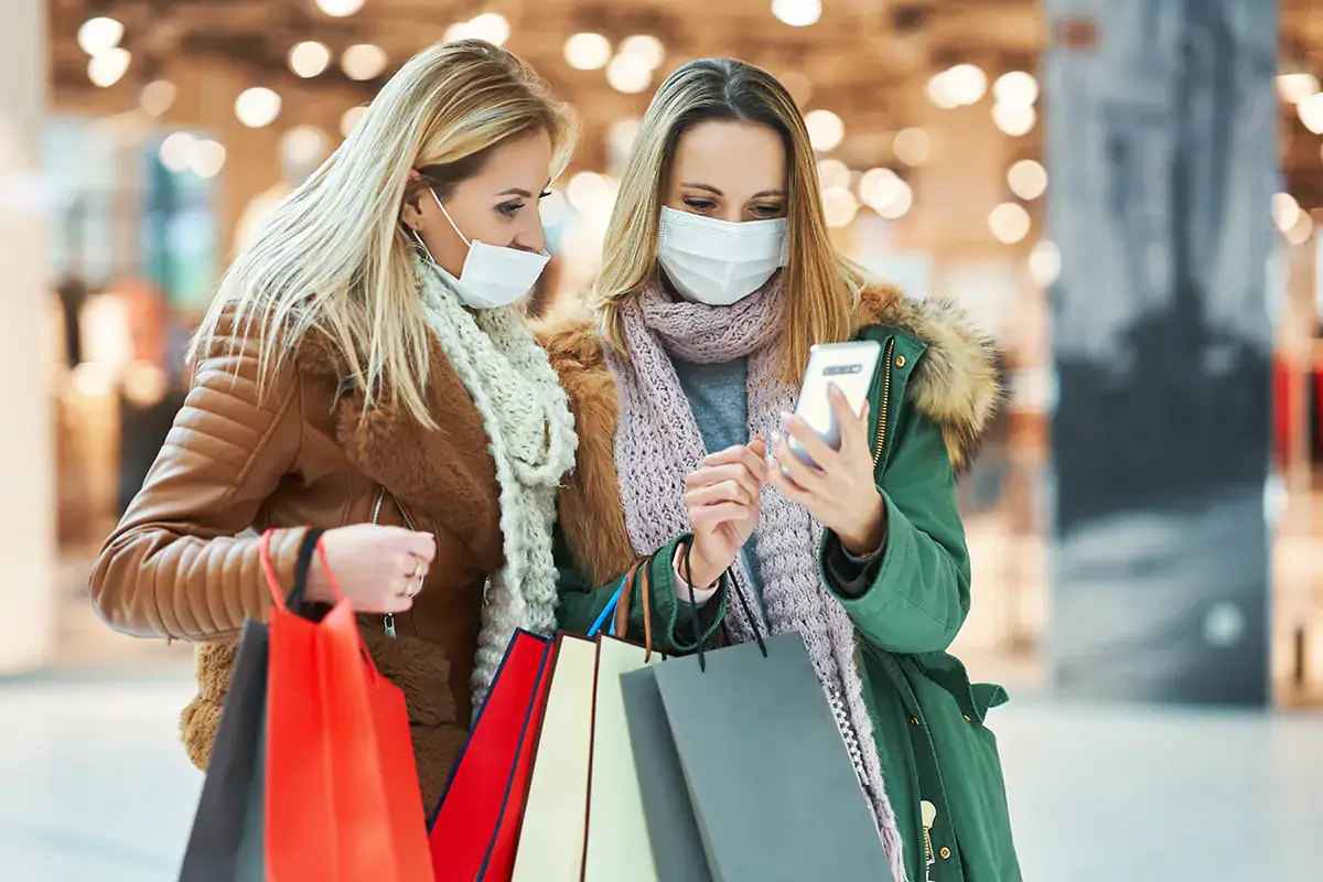 In molte citt&agrave; sono scattate le ordinanze per l'obbligo della mascherina all'aperto nelle vie dello shopping del centro Con il super green pass si stringono le maglie dei controlli su bar, ristoranti e mezzi pubblici