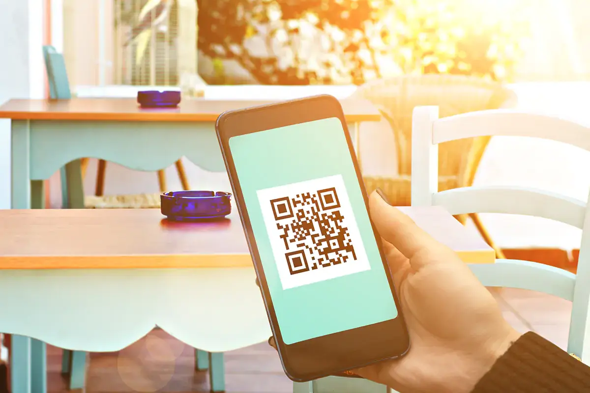 Partiti i primi controlli per accedere ai locali con il green pass Green pass nei ristoranti, scattano i controlli e i primi disagi (con gli stranieri)