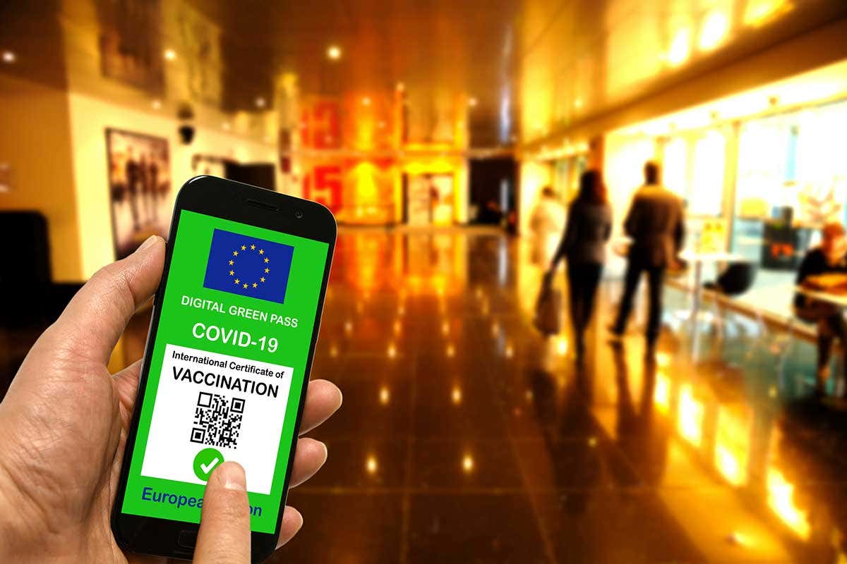 Green pass, il dossier accelera. Verso l'obbligo per il personale di bar e ristoranti