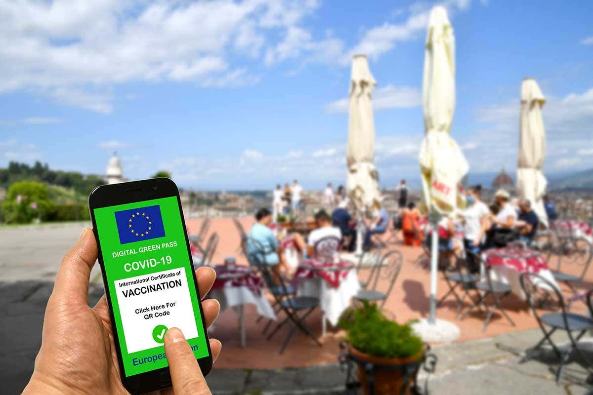 Green pass obbligtaorio per i lavoratori? Bar e ristoranti possibili aprifila Lavoro e green pass obbligatorio: dal 27 settembre o 4 ottobre? Ristoranti e bar in prima fila
