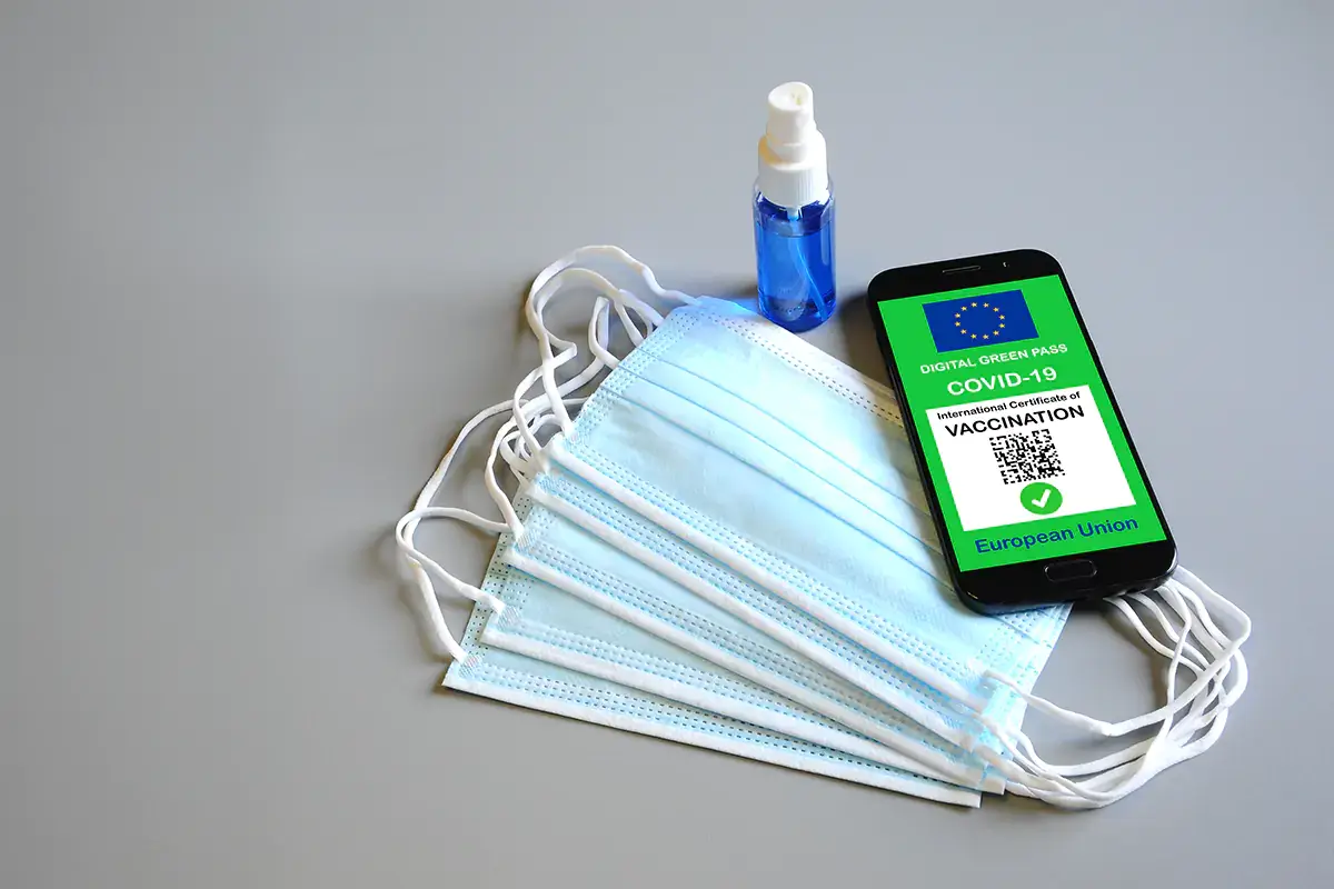 Oltre a mascherina, distanziamento e frequente igienizzazione delle mani in ufficio ora si dovr&agrave; presentare anche il green pass Lavoro: obbligo di green pass per tutti. Se senza niente stipendio dopo 5 giorni