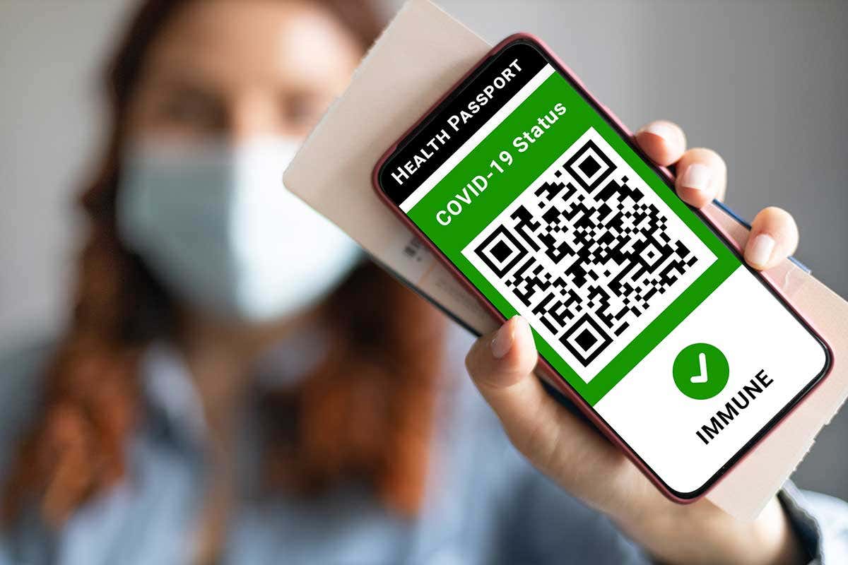 Green pass in vigore dal 6 agosto, ma sempre più necessario per un'estate in sicurezza Feste abusive e picco vacanziero: corsa al green pass per un'estate sicura