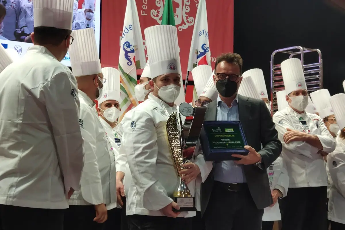 Giuseppe Scarlato, vincitore del Premio Greenology con Alessandro Brighenti, direttore Commerciale e Marketing Bonduelle Food Service La cucina veg di Giuseppe Scarlato si aggiudica il Greenology