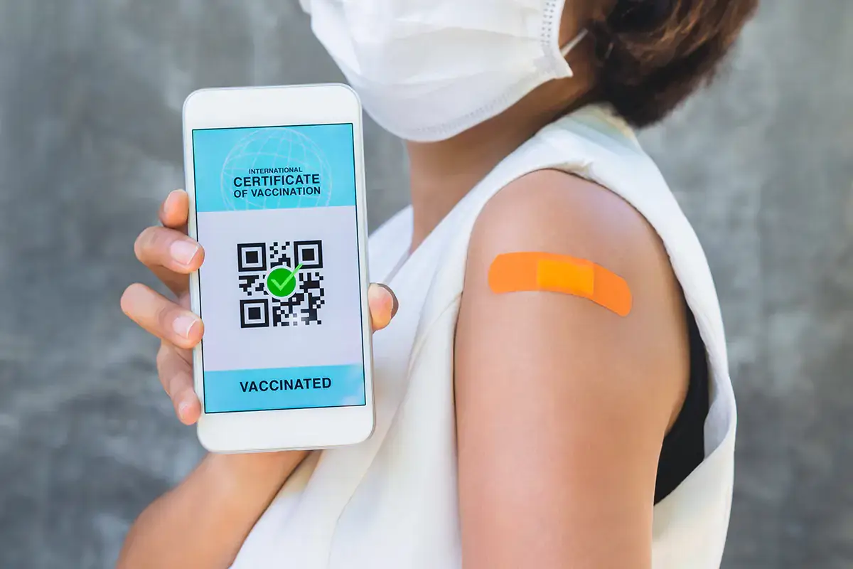 Per il lavoratore che presenta il green pass dopo la vaccinazione baster&agrave; un controllo una tantum Controllo del green pass, sanzioni e sospensioni: ecco gli obblighi per i ristoratori