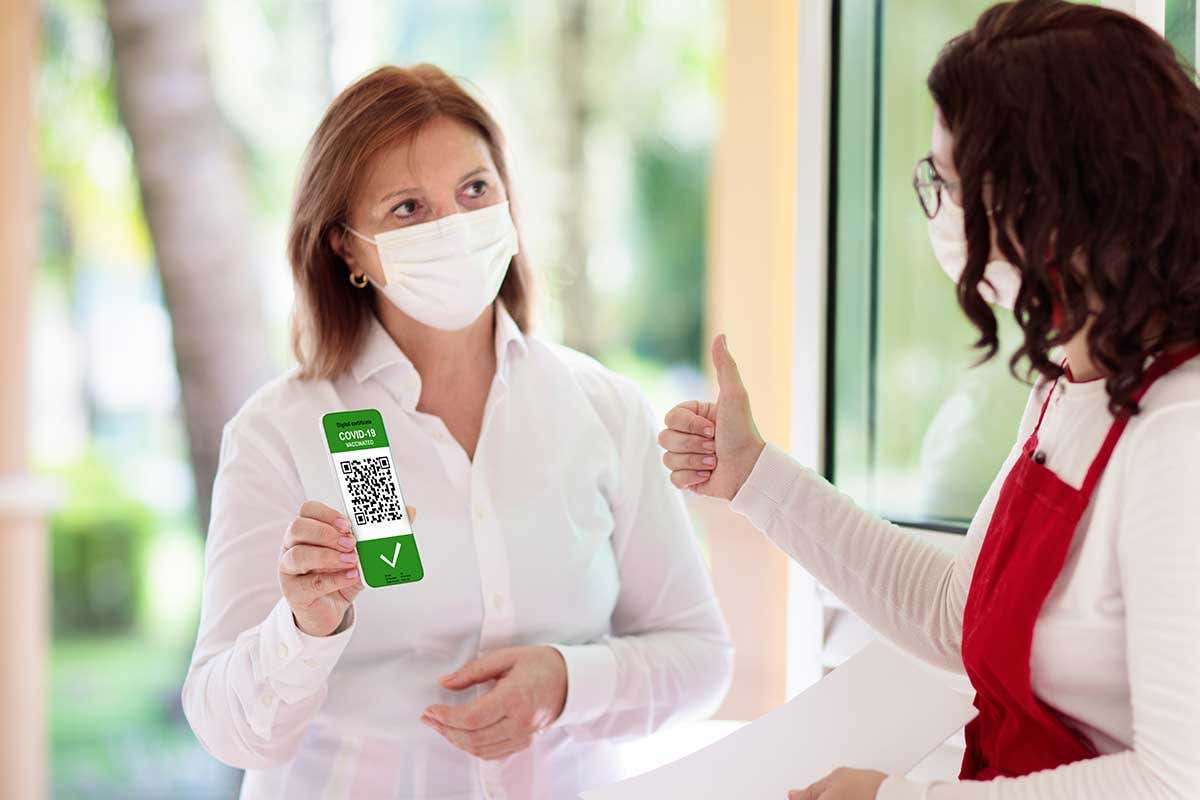 Dal 6 agosto è richiesto l'obbligo di esibire il green pass per accedere al ristorante al chiuso Ristoratori pronti al green pass, ma chiedono l'autocertificazione per i clienti