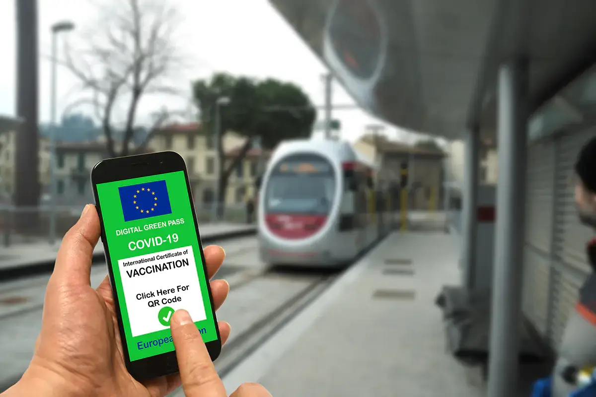 Dopo i passeggeri (dall'1 settembre) presto toccher&agrave; anche a conducenti di autobus, navi, treni e aerei mostrare il green pass Green pass, obbligo a tappe: dal 10 ottobre anche per bar e ristoranti?