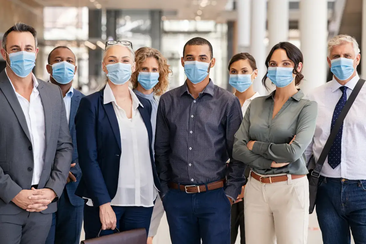 Al lavoro over 50 solo se vaccinati... ultimi giorni per mettersi in regolaor solo&nbsp; Fra obbligo delle mascherine e
