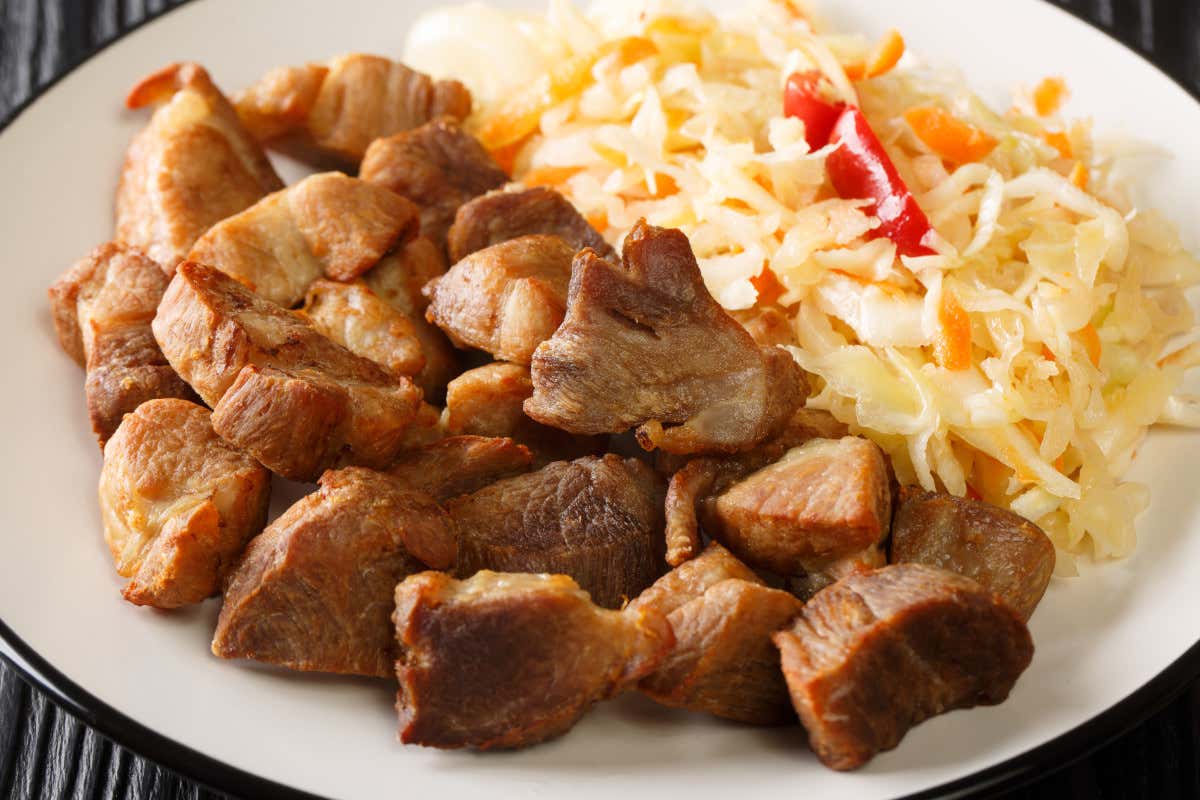 Il griot si prepara con carne di maiale fritta dopo una lunga marinatura