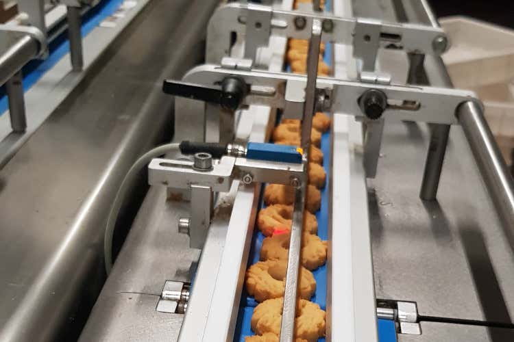 Macchinari al lavoro nel biscottificio Lo storico Biscottificio Grondona entra nel club de Les Henokiens