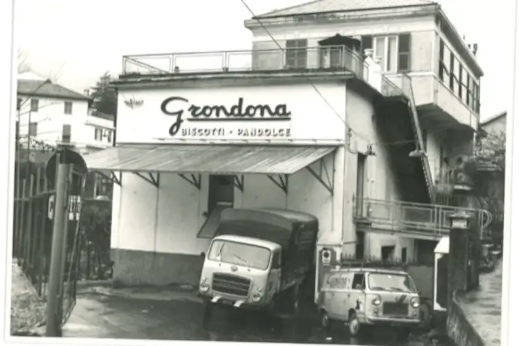Il Biscottificio Grondona in una cartolina storica Lo storico Biscottificio Grondona entra nel club de Les Henokiens
