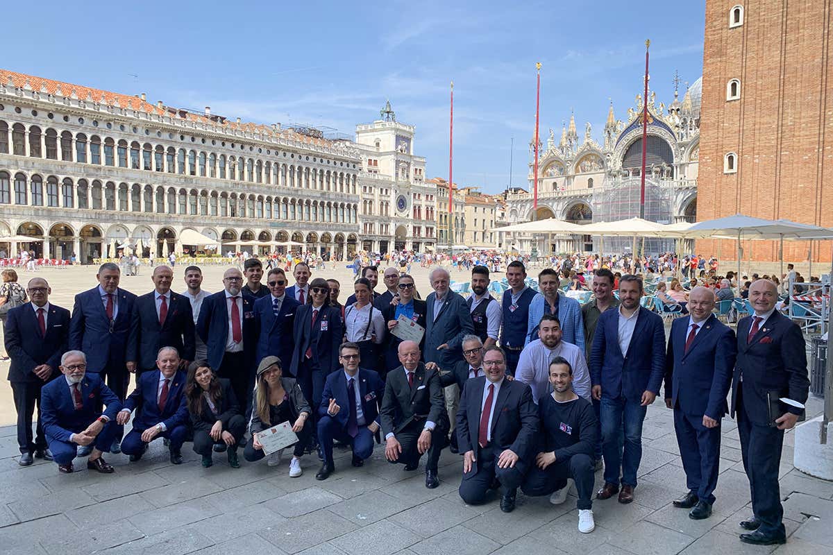 Concorrenti e organizzatori in Piazza San Marco È al femminile il primo Trofeo Piazza San Marco