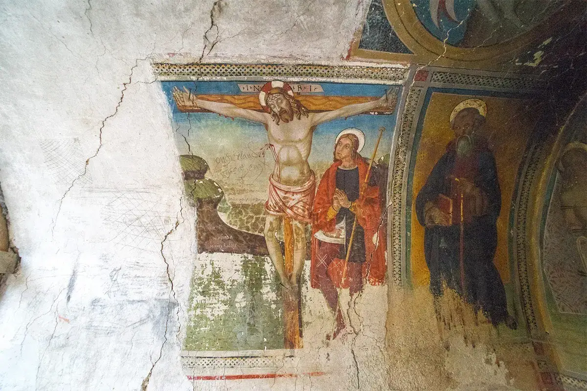 Graffiti di pellegrini che affiancano e ricoprono l'affresco Viaggio nel mondo dei graffiti Alla scoperta dell&rsquo;Umbria minore