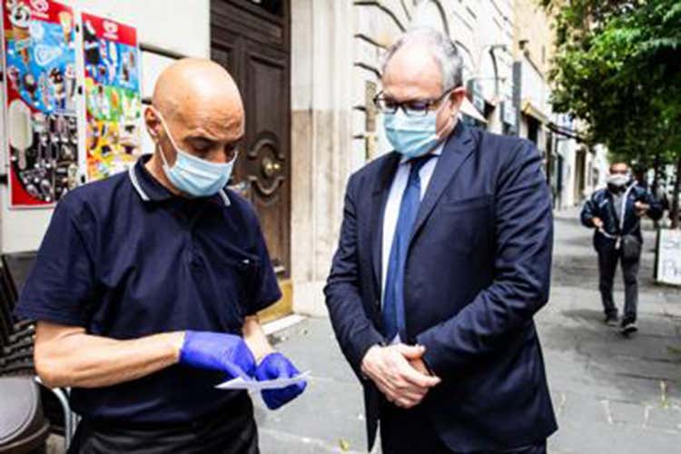 Il siparietto di oggi pomeriggio - Il ministro si ferma per un caffè e calcola i bonus al barista Il siparietto di oggi pomeriggio - Il ministro si ferma per un caffè e calcola i bonus al barista