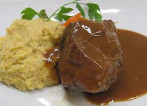 Guancetta di vitello al Valcalepio con polenta di farina bramata della Bergamasca
