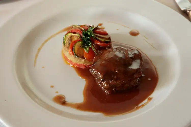 Guancetta di manzo brasata al Barolo e tortino alla provenzale La magia del passato al Ristorante San Michele di Fagagna