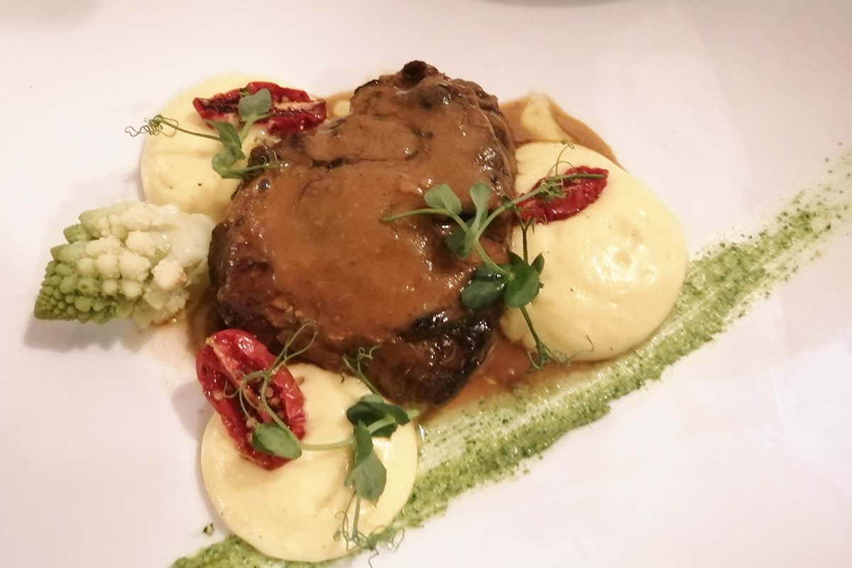 Guancetta di vitello con liquirizia, spuma di patate e curcuma Roma, gusto e salute nella tavola di Natale di Roberto Cipolla e Paolo Cappuccio